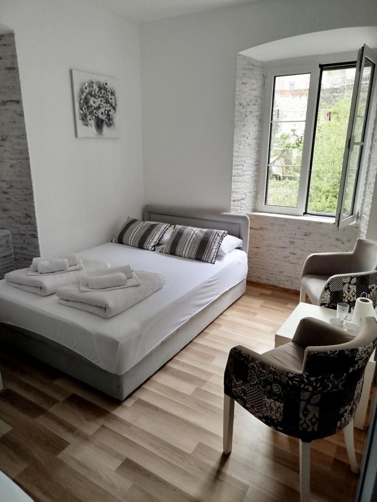 Guesthouse Bit Accommodation Cattaro Esterno foto